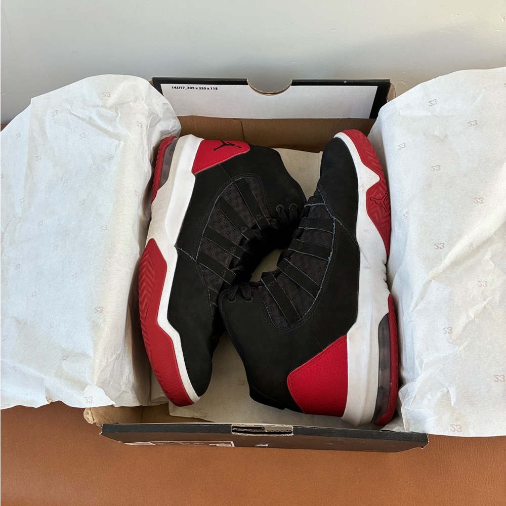 Jordan Boys Max Aura Black Red size 6